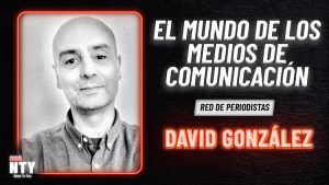 David González en la Portada del podcast NTY. Aparece un cassette con los colores de News To You y el nombre del invitado y título del podcast en neón.