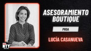 Lucía Casanueva en Portada del podcast NTY. Aparece un cassette con los colores de News To You y el nombre del invitado y título del podcast en neón.