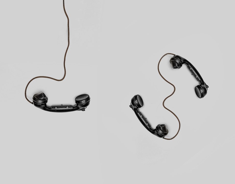 Tres teléfonos fijos en cadena