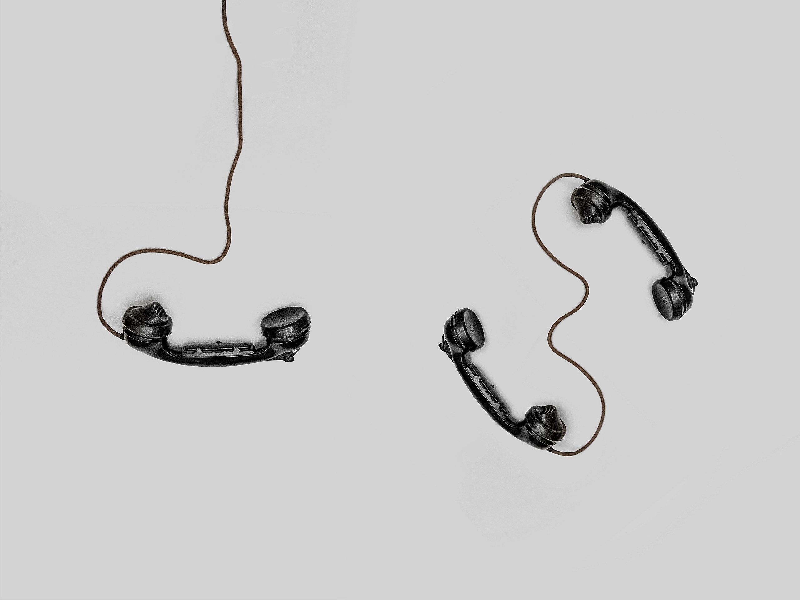 Tres teléfonos fijos en cadena