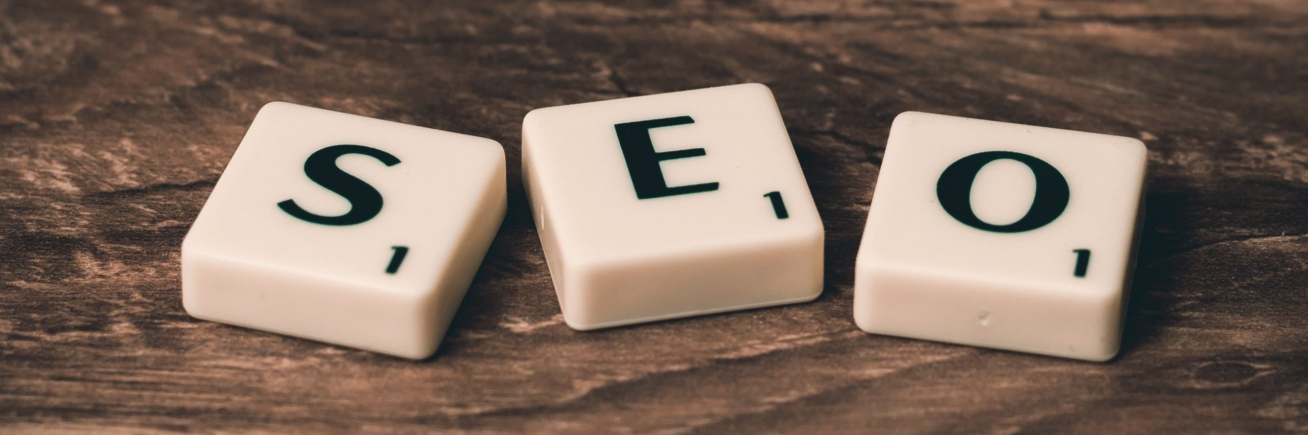 imagen de 3 fichas de worddle con las letras S, E, O formando la palabra SEO