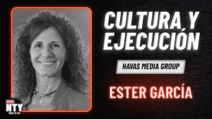 Ester García en Portada del podcast NTY. Aparece un cassette con los colores de News To You y el nombre del invitado y título del podcast en neón.