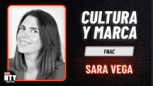 Sara Vega en Portada del podcast NTY. Aparece un cassette con los colores de News To You y el nombre del invitado y título del podcast en neón.