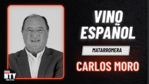 Carlos Moro en Portada del podcast NTY. Aparece un cassette con los colores de News To You y el nombre del invitado y título del podcast en neón.